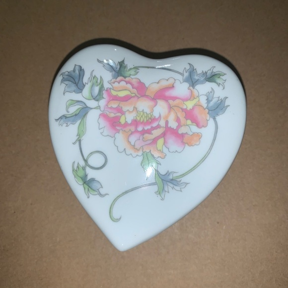 Elizabeth Arden Trinket Box with lid!Beautiful Flower design 🌸Vintage ❤️ shaped - Picture 2 of 8